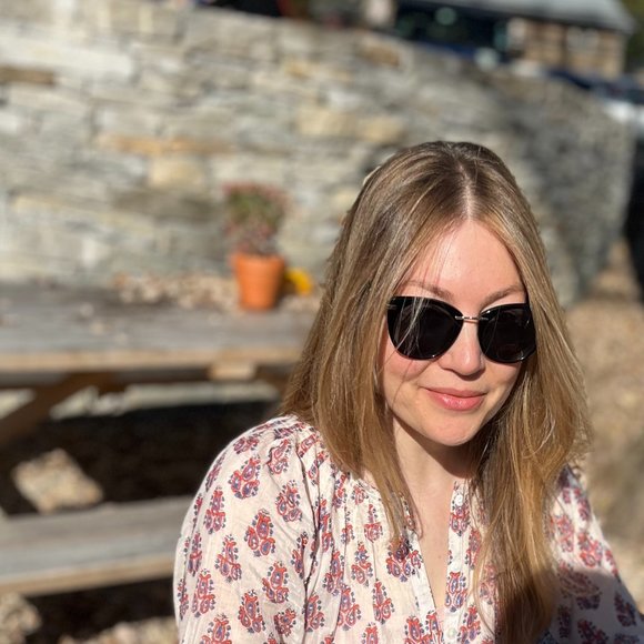 Meet your Posher, Cynthia - Picture 1 of 1